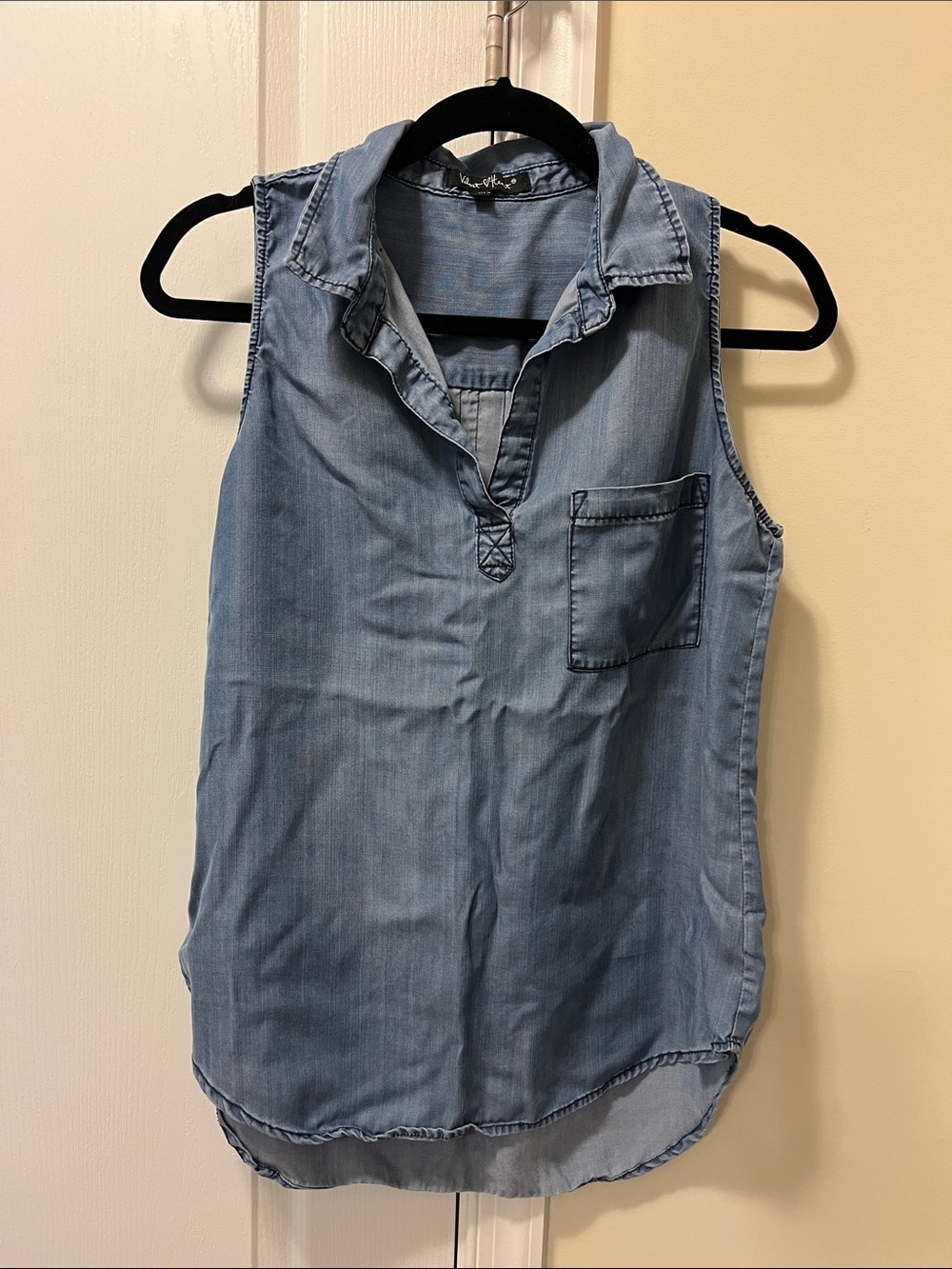 Velvet Heart Light Blue Sleeveless Chambray Popover Tank Tencel